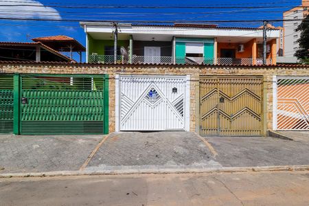 Casa à venda com 100m², 3 quartos e 5 vagas Casa à venda com 100m², 3 quartos e 5 vagasFachada