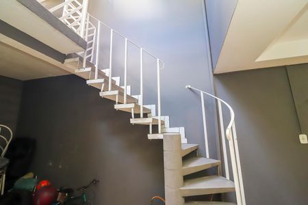 Casa à venda com 100m², 3 quartos e 5 vagas Casa à venda com 100m², 3 quartos e 5 vagasEscada da Garagem