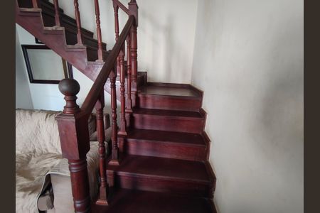 Casa à venda com 147m², 3 quartos e 2 vagas Casa à venda com 147m², 3 quartos e 2 vagasEscada