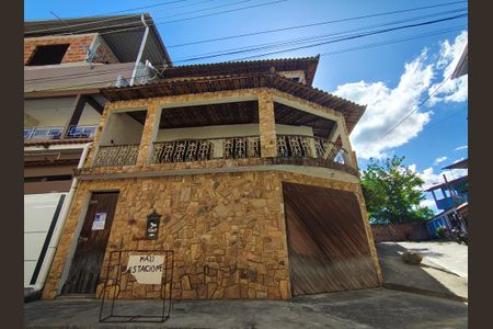 Casa à venda com 147m², 3 quartos e 2 vagas Casa à venda com 147m², 3 quartos e 2 vagasFachada