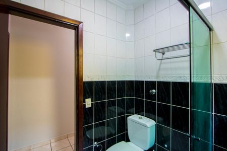 Casa para alugar com 198m², 2 quartos e 2 vagas Casa para alugar com 198m², 2 quartos e 2 vagasBanheiro do quarto 1