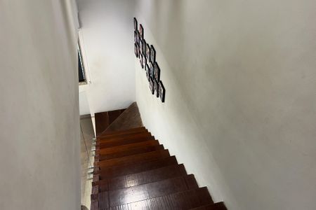 Casa de condomínio à venda com 101m², 2 quartos e 2 vagas Casa de condomínio à venda com 101m², 2 quartos e 2 vagasEscadas