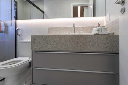 Apartamento à venda com 143m², 4 quartos e 3 vagas Apartamento à venda com 143m², 4 quartos e 3 vagasBanheiro da suíte 1