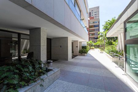 Apartamento à venda com 143m², 4 quartos e 3 vagas Apartamento à venda com 143m², 4 quartos e 3 vagasEntrada