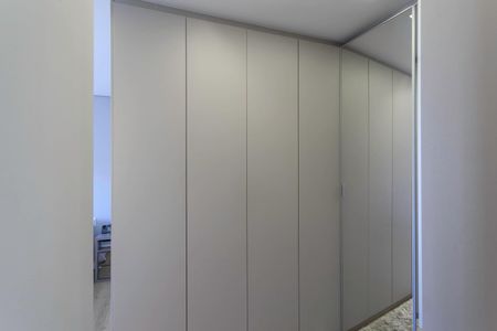 Apartamento à venda com 143m², 4 quartos e 3 vagas Apartamento à venda com 143m², 4 quartos e 3 vagasCloset da suíte 2