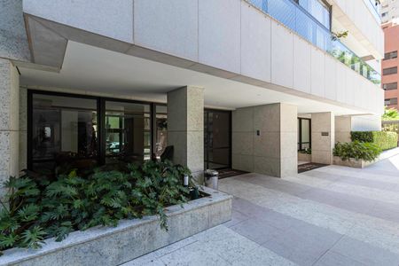 Apartamento à venda com 143m², 4 quartos e 3 vagas Apartamento à venda com 143m², 4 quartos e 3 vagasEntrada