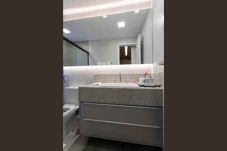 Apartamento à venda com 143m², 4 quartos e 3 vagas Apartamento à venda com 143m², 4 quartos e 3 vagasBanheiro da suíte 1