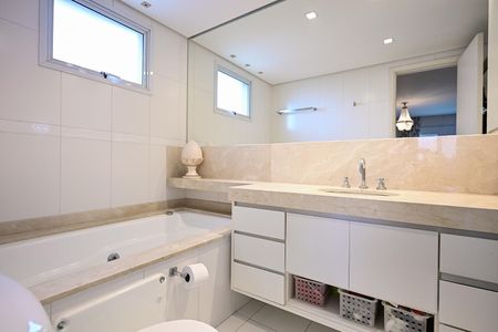 Apartamento para alugar com 182m², 3 quartos e 3 vagasBanheiro da Suíte  3
