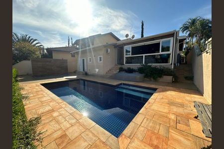 Casa de condomínio à venda com 265m², 4 quartos e 6 vagasFoto 01