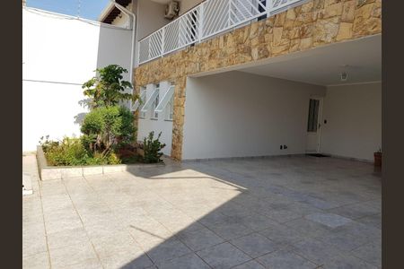 Casa à venda com 320m², 4 quartos e 6 vagasFoto 02