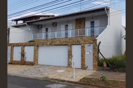 Casa à venda com 320m², 4 quartos e 6 vagasFoto 01