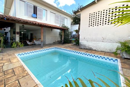 Casa à venda com 249m², 3 quartos e 2 vagas Casa à venda com 249m², 3 quartos e 2 vagasPiscina