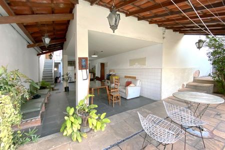 Casa à venda com 249m², 3 quartos e 2 vagas Casa à venda com 249m², 3 quartos e 2 vagasVaranda