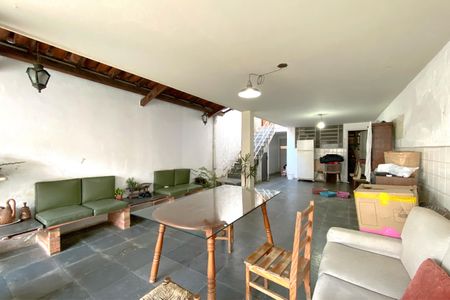 Casa à venda com 249m², 3 quartos e 2 vagas Casa à venda com 249m², 3 quartos e 2 vagasVaranda