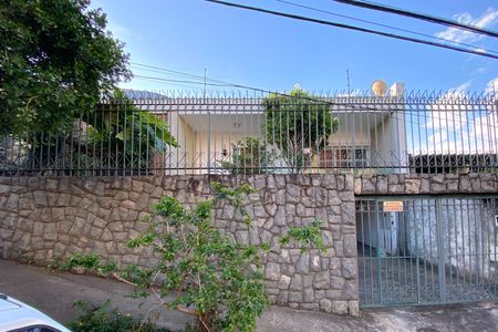 Casa à venda com 249m², 3 quartos e 2 vagas Casa à venda com 249m², 3 quartos e 2 vagasFachada