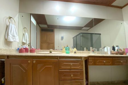 Casa à venda com 249m², 3 quartos e 2 vagas Casa à venda com 249m², 3 quartos e 2 vagasBanheiro