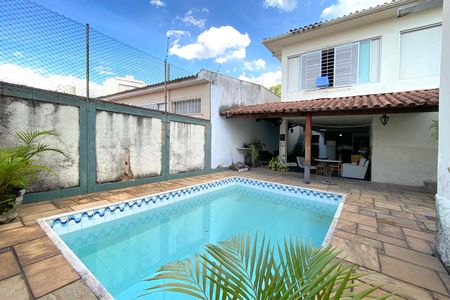 Casa à venda com 249m², 3 quartos e 2 vagas Casa à venda com 249m², 3 quartos e 2 vagasPiscina