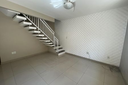 Sala de casa para alugar com 2 quartos, 79m² em Vila Sarapui, Duque de Caxias