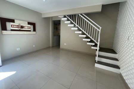 Sala de casa para alugar com 2 quartos, 79m² em Vila Sarapui, Duque de Caxias