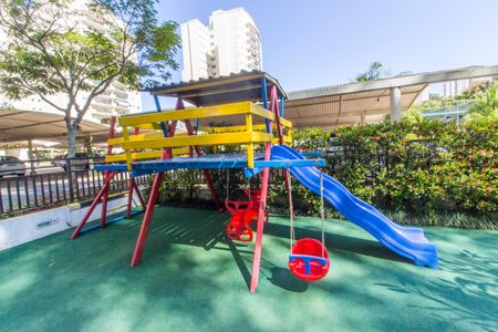 Apartamento à venda com 98m², 2 quartos e 2 vagasÁrea comum - Playground