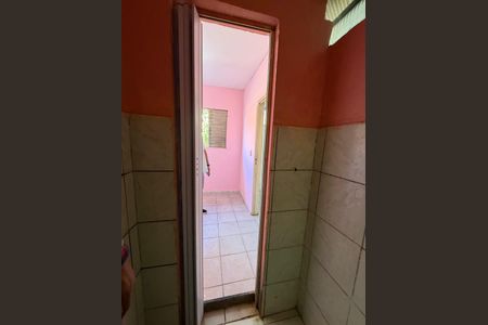 Banheiro  de kitnet/studio para alugar com 1 quarto, 34m² em Setor Habitacional Vicente Pires, Brasília