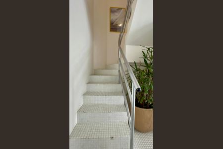 Apartamento à venda com 72m², 1 quarto e 1 vagaEscada