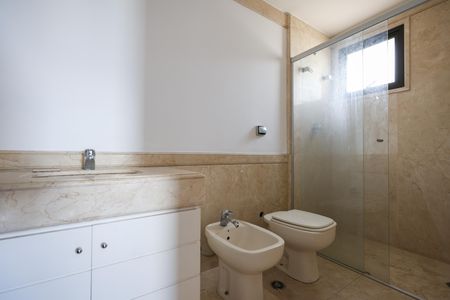 Apartamento para alugar com 260m², 5 quartos e 4 vagas Apartamento para alugar com 260m², 5 quartos e 4 vagasBanheiro da Suíte 1