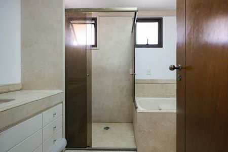 Apartamento para alugar com 260m², 5 quartos e 4 vagas Apartamento para alugar com 260m², 5 quartos e 4 vagasBanheiro da Suíte 2