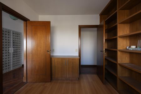 Apartamento para alugar com 260m², 5 quartos e 4 vagas Apartamento para alugar com 260m², 5 quartos e 4 vagasEscritório