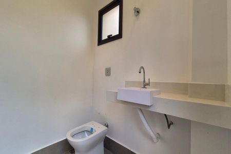 Casa de condomínio à venda com 306m², 3 quartos e 4 vagasBanheiro de Serviço