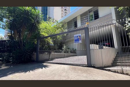 Casa à venda com 420m², 3 quartos e 8 vagasPlaca / Fachada