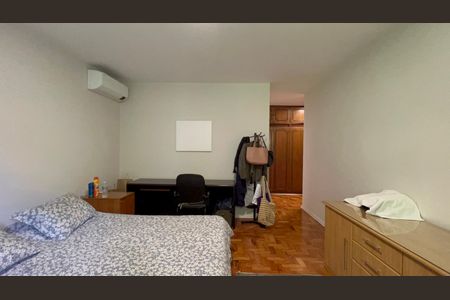 Casa à venda com 420m², 3 quartos e 8 vagasSuite