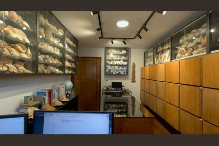 Casa à venda com 420m², 3 quartos e 8 vagasSala de estudo 