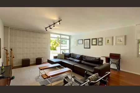 Casa à venda com 420m², 3 quartos e 8 vagasSala