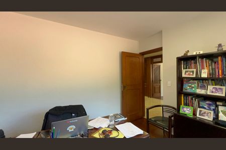 Casa à venda com 420m², 3 quartos e 8 vagasEscritório