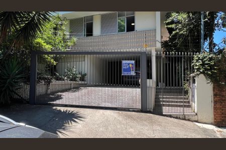 Casa à venda com 420m², 3 quartos e 8 vagasPlaca / Fachada