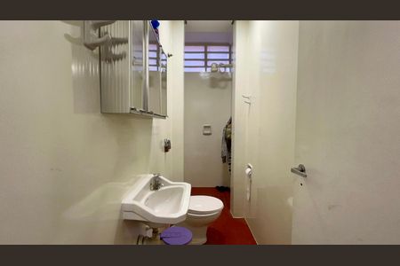 Casa à venda com 420m², 3 quartos e 8 vagasBanheiro de serviço