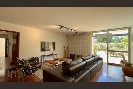 Casa à venda com 420m², 3 quartos e 8 vagasSala