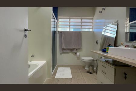 Casa à venda com 420m², 3 quartos e 8 vagasBanheiro da Suíte