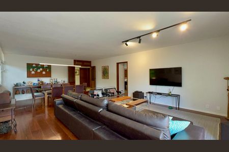 Casa à venda com 420m², 3 quartos e 8 vagasSala