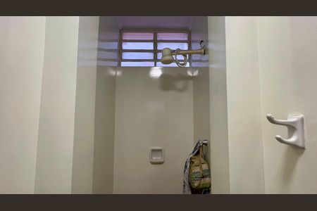 Casa à venda com 420m², 3 quartos e 8 vagasBanheiro de serviço