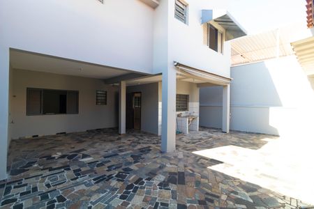Casa à venda com 107m², 3 quartos e 4 vagasQuintal