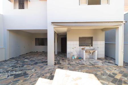 Casa à venda com 107m², 3 quartos e 4 vagasQuintal