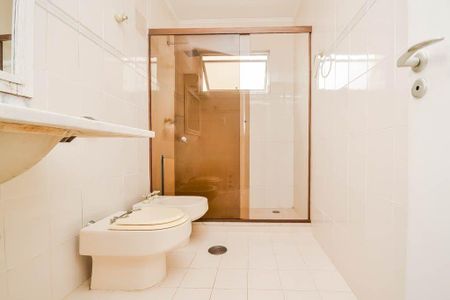 Casa de condomínio para alugar com 300m², 4 quartos e 2 vagas Casa de condomínio para alugar com 300m², 4 quartos e 2 vagasBanheiro Suíte