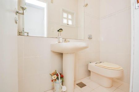 Casa de condomínio para alugar com 300m², 4 quartos e 2 vagas Casa de condomínio para alugar com 300m², 4 quartos e 2 vagasBanheiro Suíte