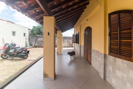 Casa para alugar com 525m², 4 quartos e 4 vagas Casa para alugar com 525m², 4 quartos e 4 vagasVaranda