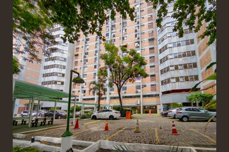 Apartamento à venda com 74m², 2 quartos e 1 vagaFachada e portaria