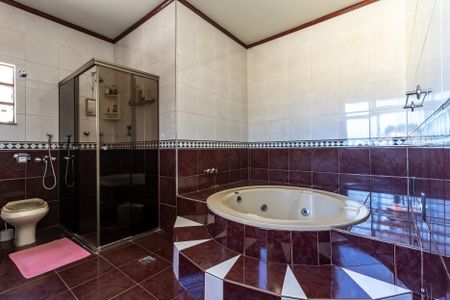 Casa à venda com 574m², 8 quartos e 8 vagas Casa à venda com 574m², 8 quartos e 8 vagasBanheiro da Suíte 1