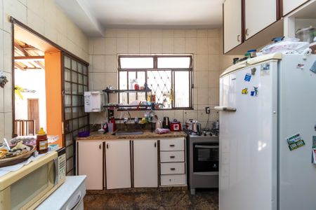 Casa à venda com 574m², 8 quartos e 8 vagas Casa à venda com 574m², 8 quartos e 8 vagasCozinha