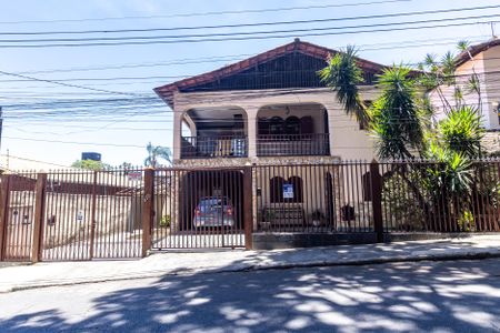 Casa à venda com 574m², 8 quartos e 8 vagas Casa à venda com 574m², 8 quartos e 8 vagasFachada